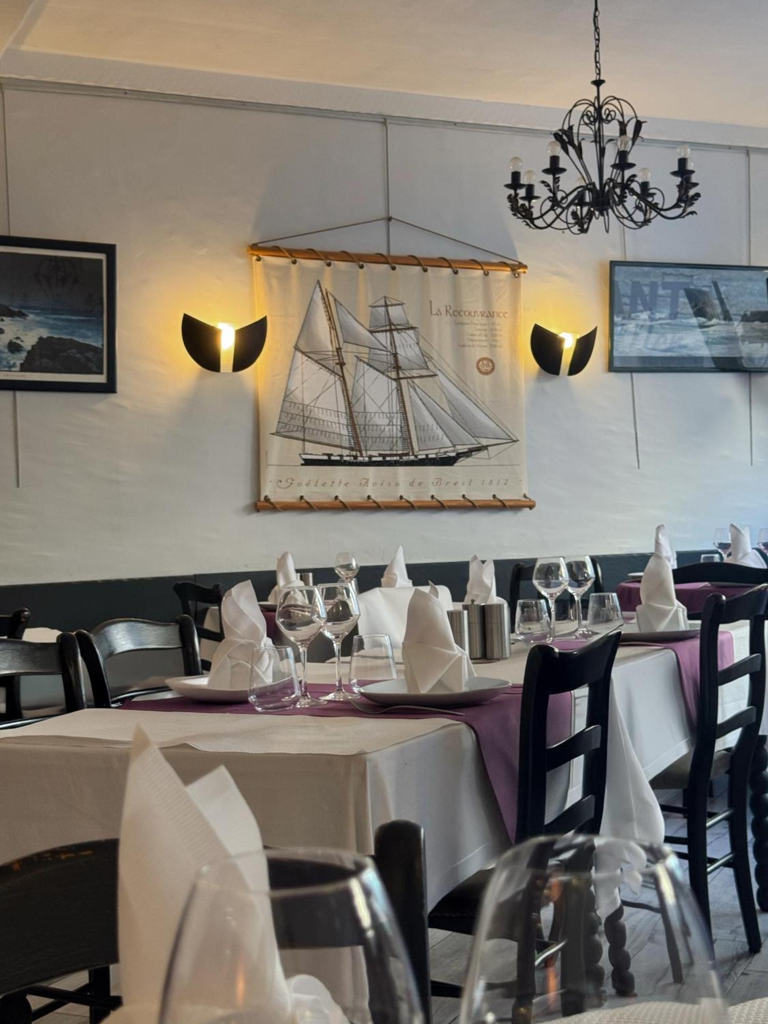 Logis Hotel Les Chardons Bleus Restaurant Le Bistrot De La Mer Roscoff Exterior photo